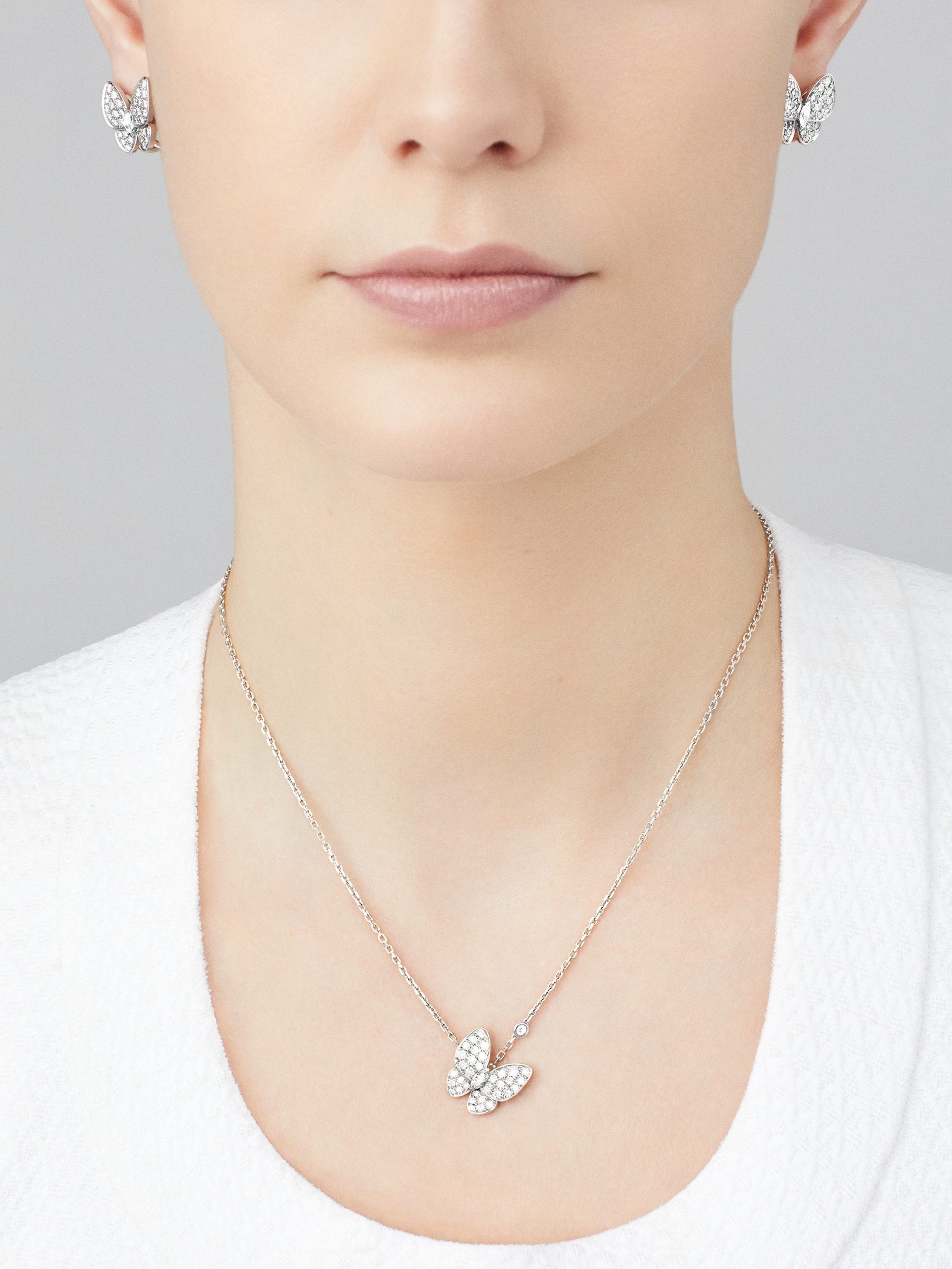 Bông Tai Van Cleef & Arpels Butterfly Vàng Trắng 18K Kim Cương Tự Nhiên (2) Bông Tai Van Cleef & Arpels Butterfly Vàng Trắng 18K Kim Cương Tự Nhiên (1)