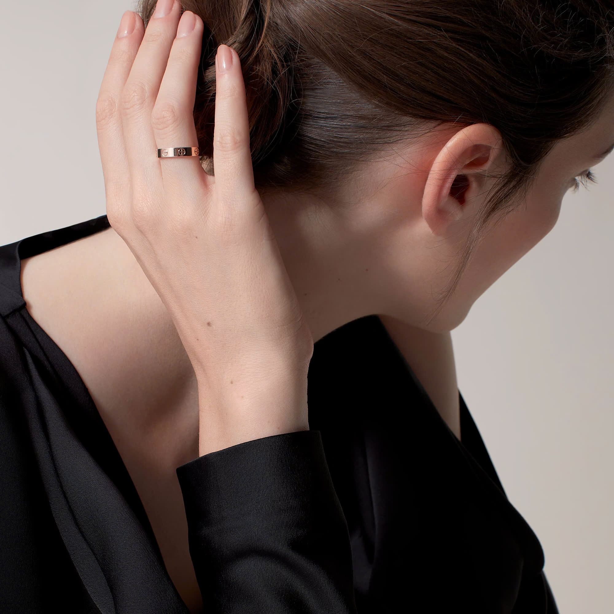 Nhẫn Cartier Love Chế Tác Hong Kong Vàng Hồng 18K Bản Trơn 3 (5) Nhẫn Cartier Love Chế Tác Hong Kong Vàng Hồng 18K Bản Trơn 3 (1)