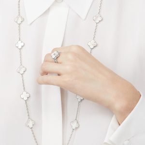 Nhẫn Van Cleef & Arpels Alhambra Chế Tác Vàng Trắng 18K Kim Cương Xà Cừ