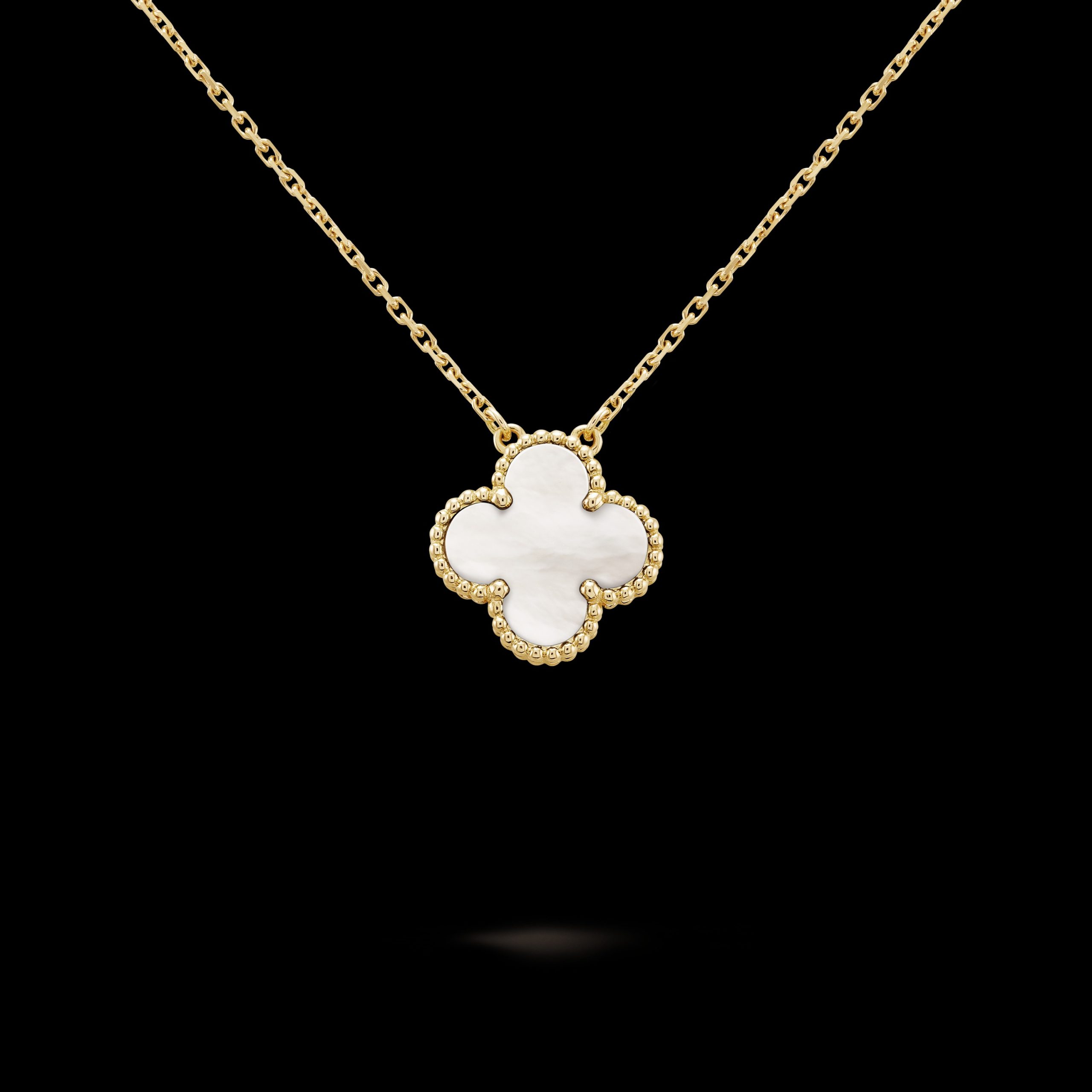 Vòng Cổ Van Cleef & Arpels Alhambra Chế Tác Mặt Khảm Trai MOP (3) Vòng Cổ Van Cleef & Arpels Alhambra Chế Tác Mặt Khảm Trai MOP (1)