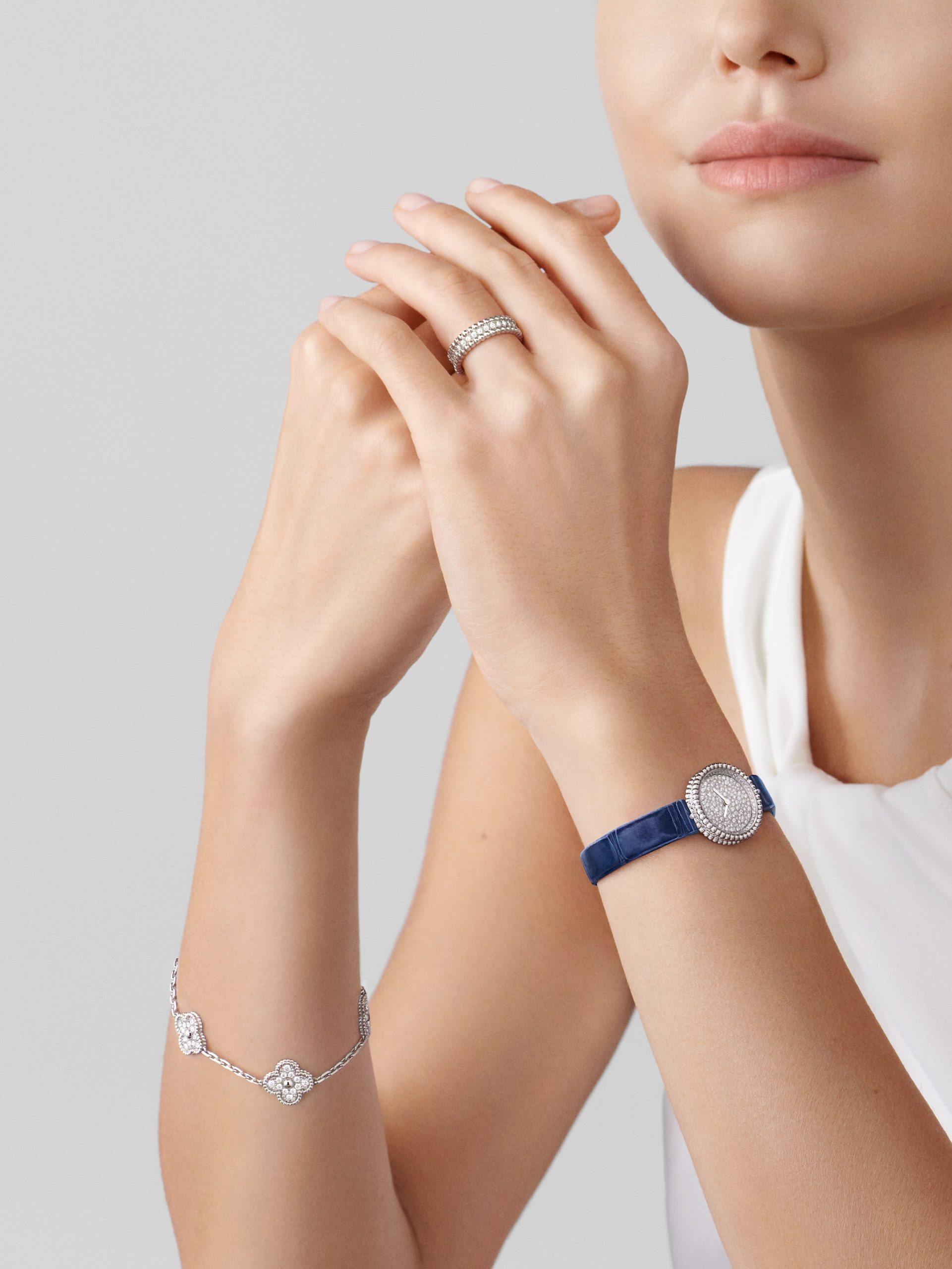 Vòng Tay Van Cleef & Arpel Alhambra Chế Tác Vàng Trắng Kim Cương Tự Nhiên 19cm (1) Vòng Tay Van Cleef & Arpel Alhambra Chế Tác Vàng Trắng Kim Cương Tự Nhiên 19cm (2)