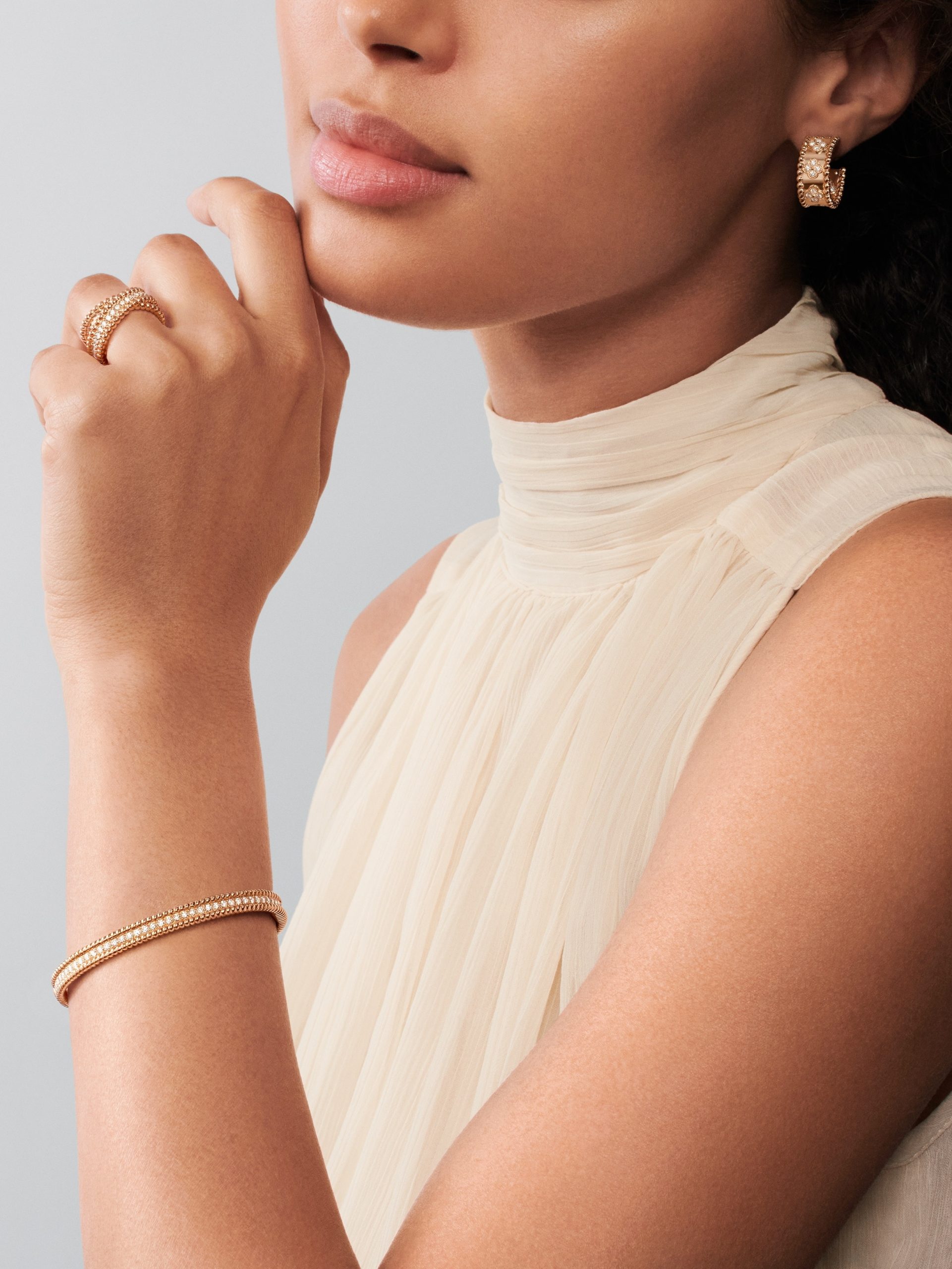 Bông Tai Van Cleef & Arpels Perlée Clovers Hoop Vàng Hồng Kim Cương 40 Viên (3) Bông Tai Van Cleef & Arpels Perlée Clovers Hoop Vàng Hồng Kim Cương 40 Viên (1)