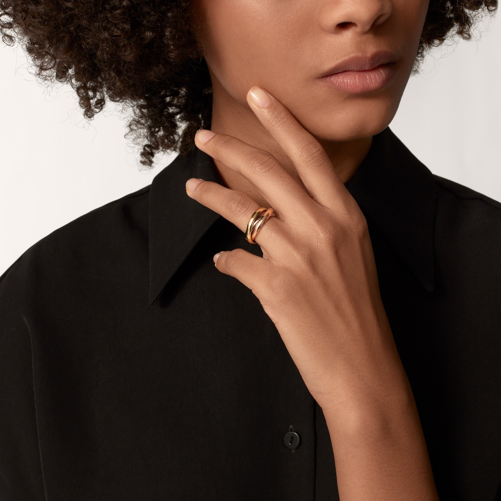 Nhẫn Cartier Classic Trinity Chế Tác Vàng 18K Hong Kong Phối Màu (4) Nhẫn Cartier Classic Trinity Chế Tác Vàng 18K Hong Kong Phối Màu (1)