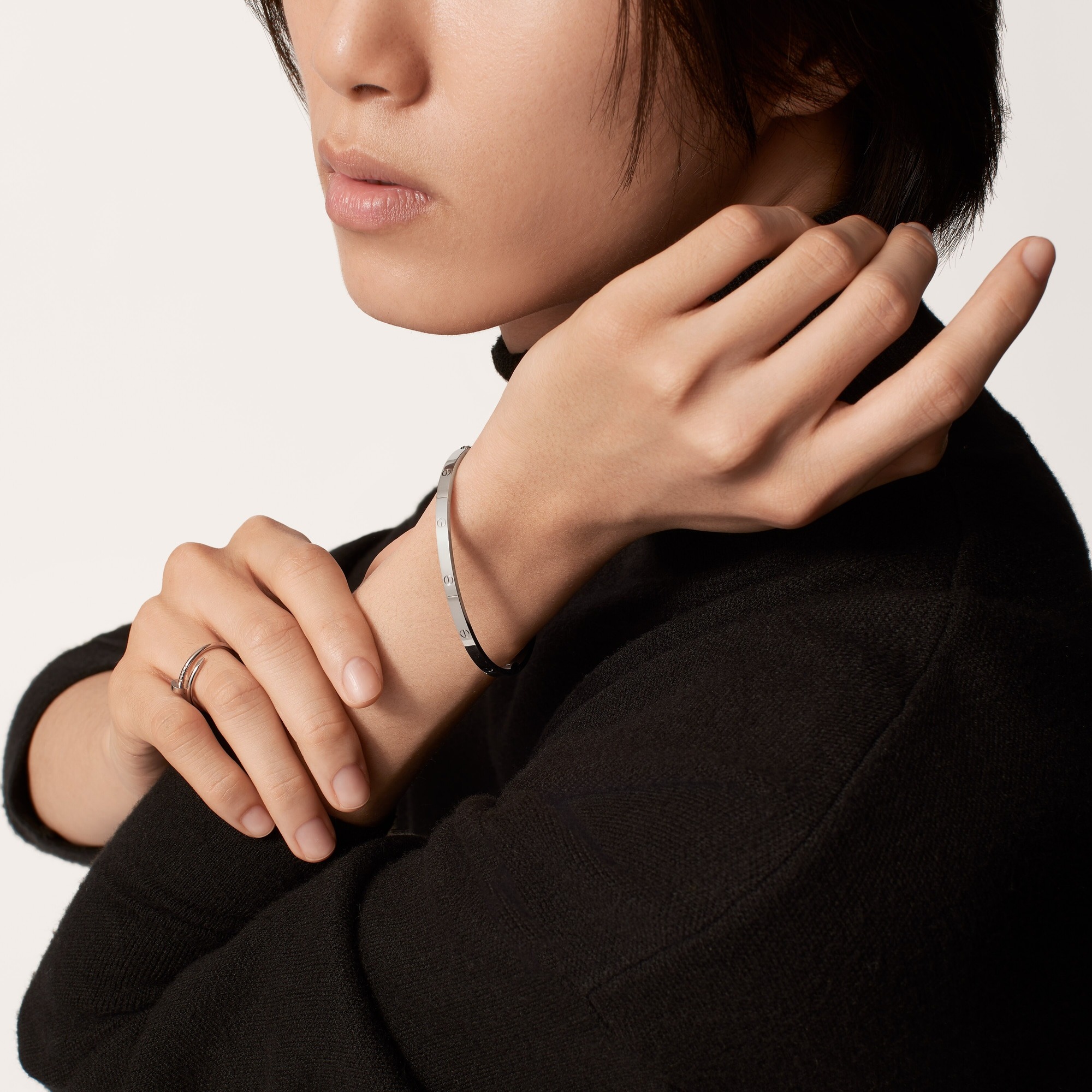 Vòng Tay Cartier Love Small Model Chế Tác Vàng Trắng 18K R (10) Vòng Tay Cartier Love Small Model Chế Tác Vàng Trắng 18K R (1)