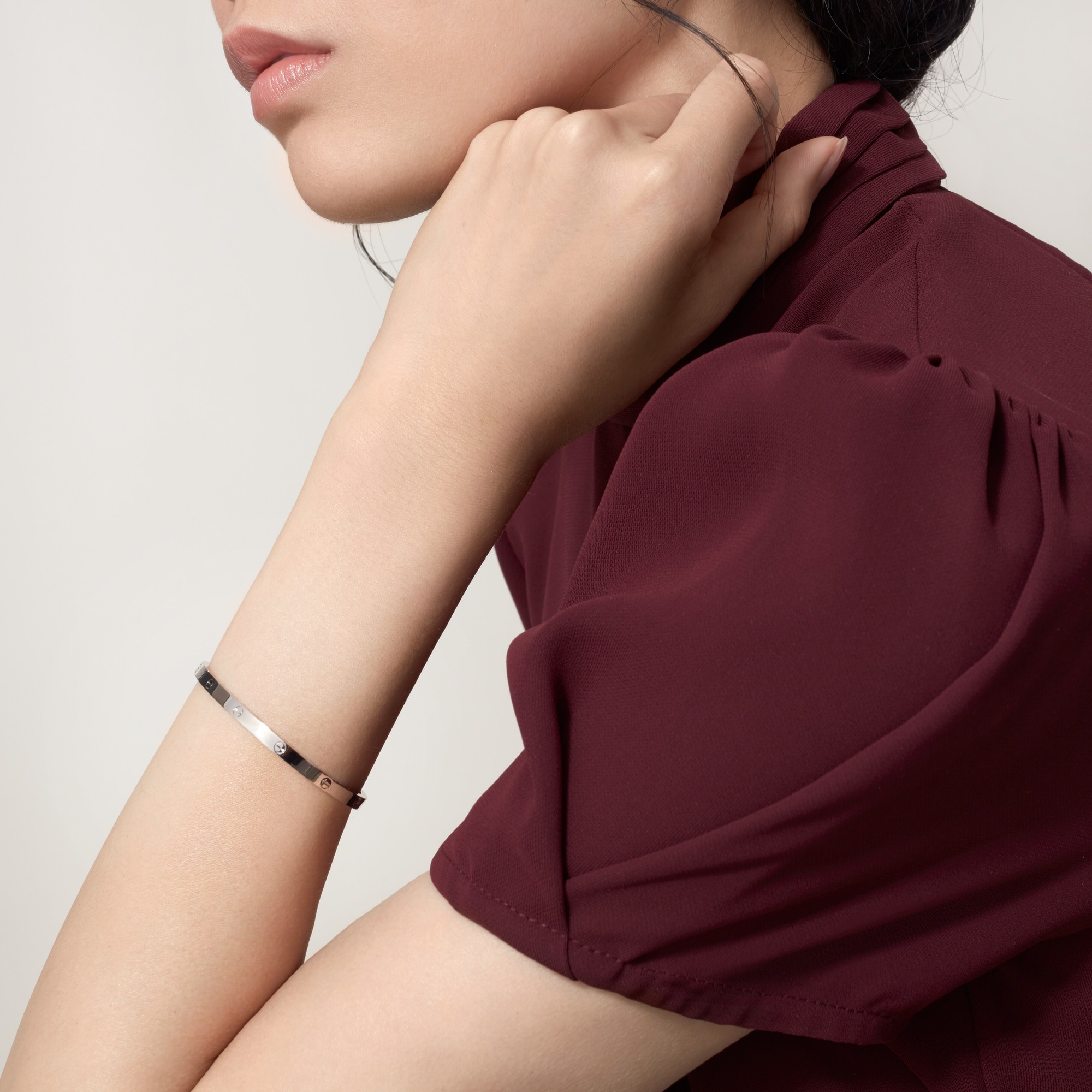 Vòng Tay Cartier Love Small Model Chế Tác Vàng Trắng 18K R (8) Vòng Tay Cartier Love Small Model Chế Tác Vàng Trắng 18K R (1)