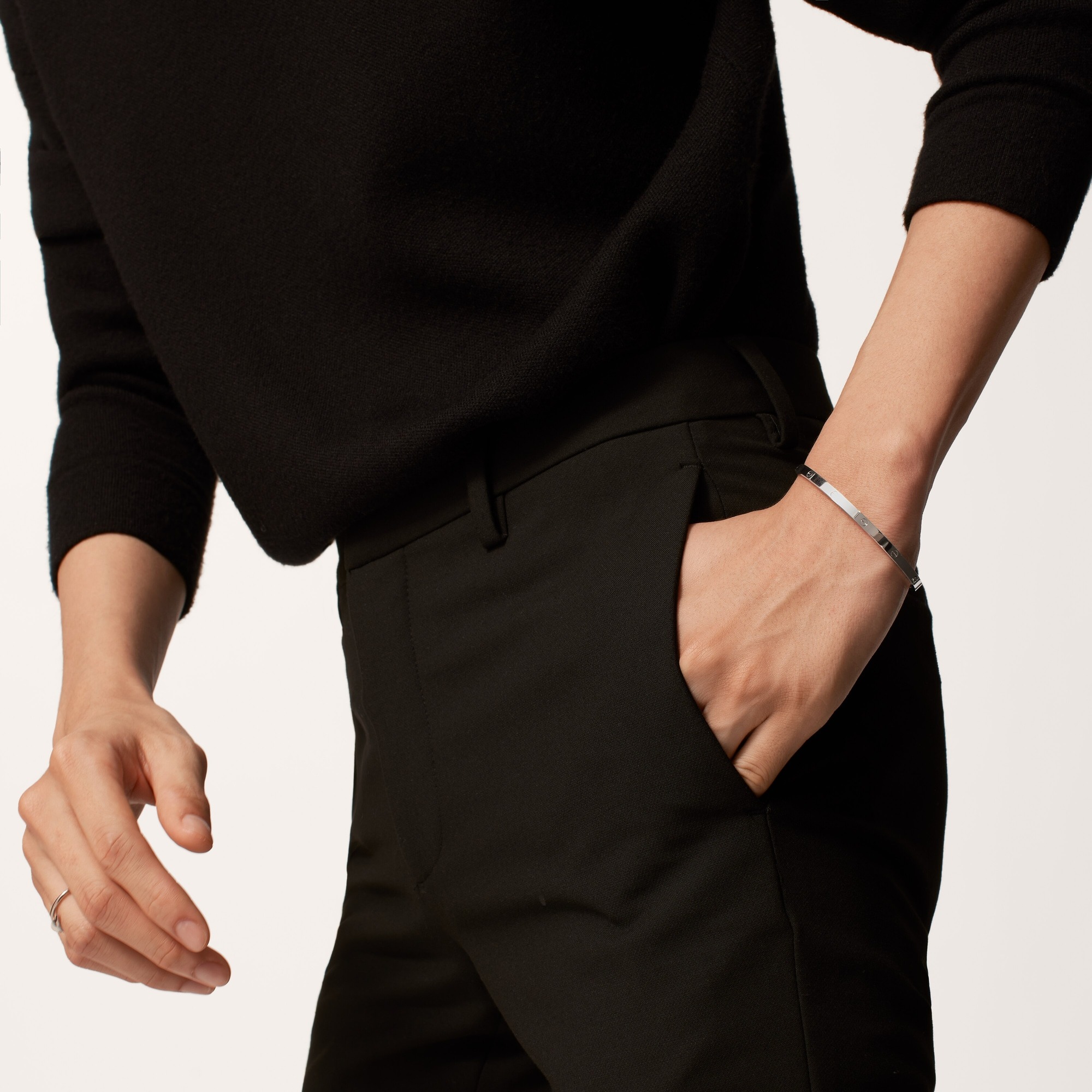 Vòng Tay Cartier Love Small Model Chế Tác Vàng Trắng 18K R (9) Vòng Tay Cartier Love Small Model Chế Tác Vàng Trắng 18K R (1)