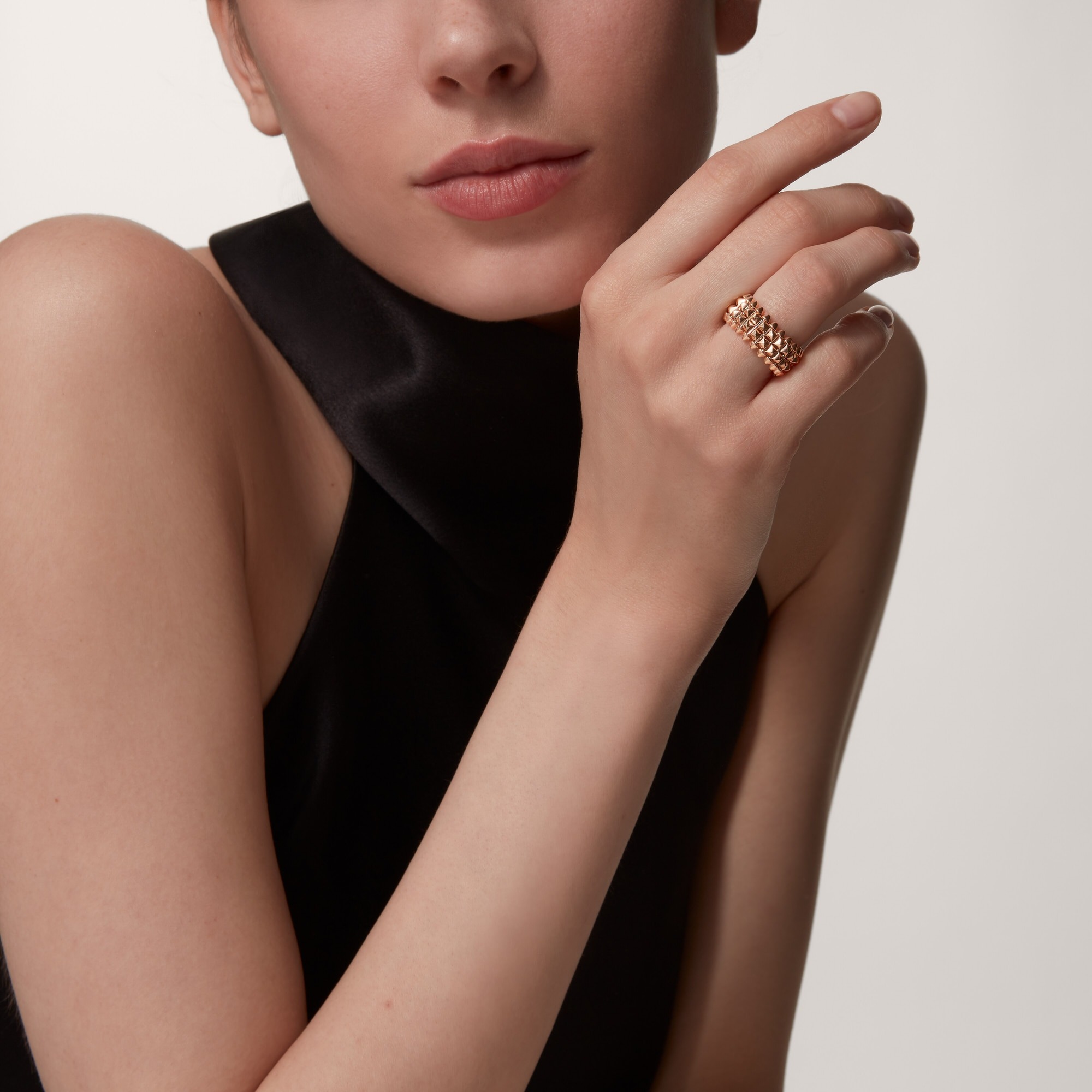 Nhẫn Cartier Clash de Cartier Chế Tác Hong Kong Vàng Hồng 18K Chiều Rộng 9 (6) Nhẫn Cartier Clash de Cartier Chế Tác Hong Kong Vàng Hồng 18K Chiều Rộng 9 (5)