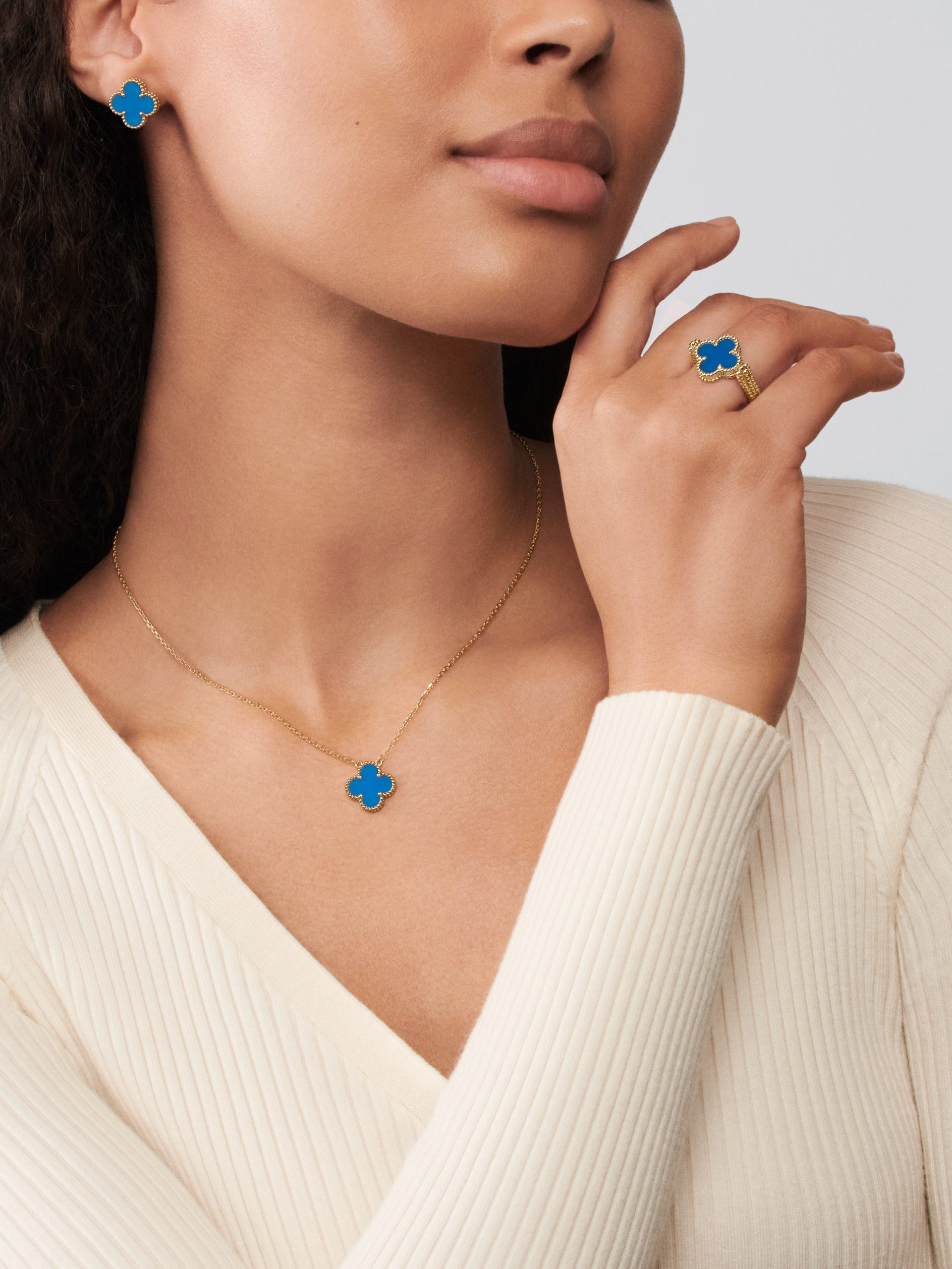 Vòng Cổ Van Cleef & Arpels Chế Tác Vàng Vàng 18K Đá Mã Não Xanh Dương 42cm (3) Vòng Cổ Van Cleef & Arpels Chế Tác Vàng Vàng 18K Đá Mã Não Xanh Dương 42cm (4)