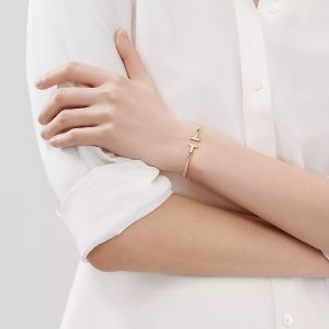 Lắc Tay Tiffany & Co T Chế Tác Vàng Vàng 18K Đá Xà Cừ Trắng Nhập Khẩu (1)