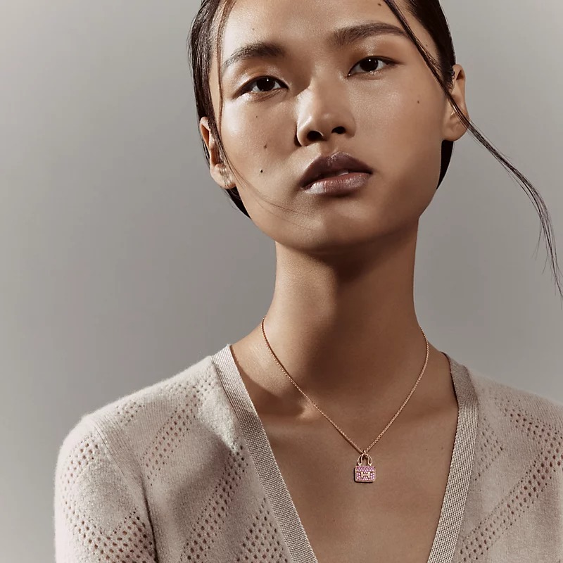Dây Chuyền Hermes Amulettes Constance Vàng Hồng 18K Đính Đá Sapphire Tự Nhiên (1) Dây Chuyền Hermes Amulettes Constance Vàng Hồng 18K Đính Đá Sapphire Tự Nhiên (2)