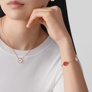 Hoa Tai Van Cleef & Apels Lucky Spring Plum Blossom Chế Tác Đá Xà Cừ Vàng 18K HK 17,5cm (1)