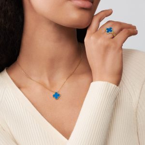 Nhẫn Van Cleef & Apels Vintage Alhambra Reversible Chế Tác Vàng 18K Kim Cương Đá Mã Não Xanh 4 Nhan Van Cleef Apels Vintage Alhambra Reversible Che Tac Vang 18K Kim Cuong Da Ma Nao Xanh 4