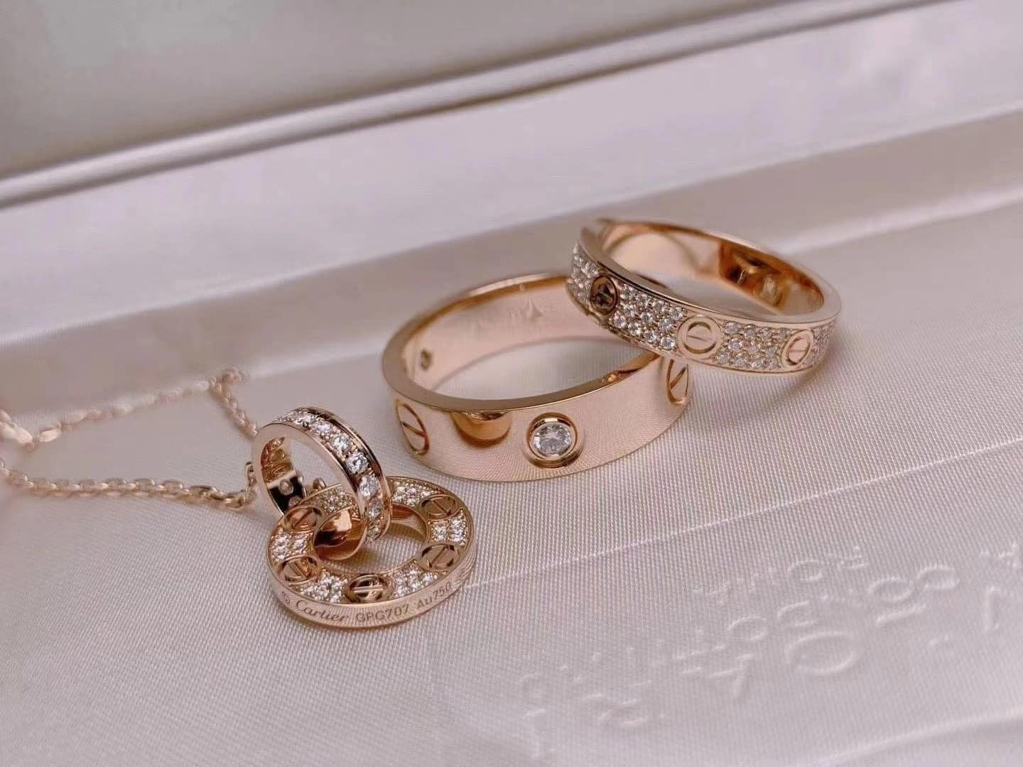 TRANG SỨC CARTIER – PHONG CÁCH, GIÁ TRỊ BIỂU TƯỢNG VÀ LÝ DO LUÔN ĐƯỢC SĂN ĐÓN