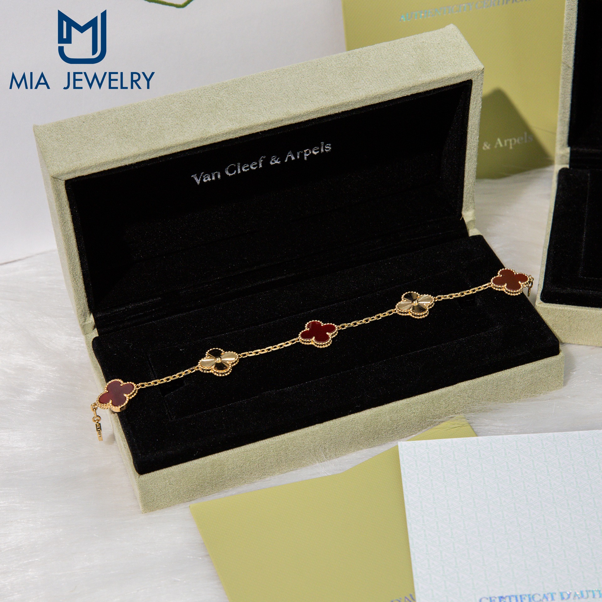 VÒNG TAY VAN CLEEF ALHAMBRA – BIỂU TƯỢNG MAY MẮN TRONG ĐỜI SỐNG HIỆN ĐẠI 4 VÒNG TAY VAN CLEEF ALHAMBRA – BIỂU TƯỢNG MAY MẮN TRONG ĐỜI SỐNG HIỆN ĐẠI